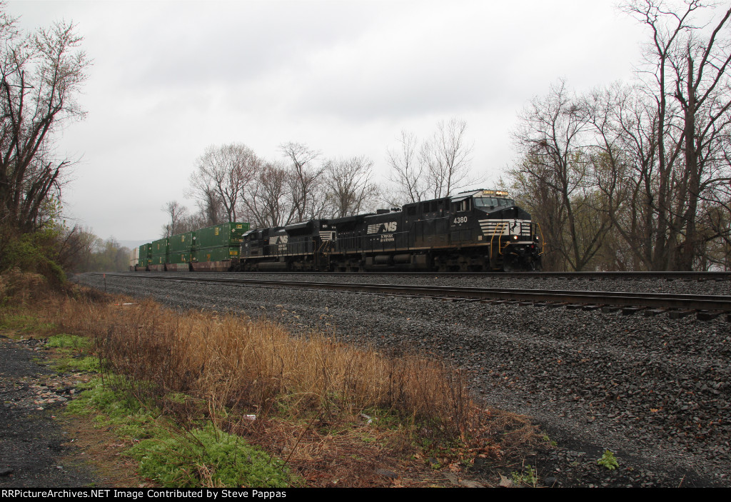 NS 4380 and 1161 taking train 260 through Cove PA
